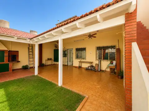 Venta Casa 5 Ambientes Patio, Cochera y Terraza