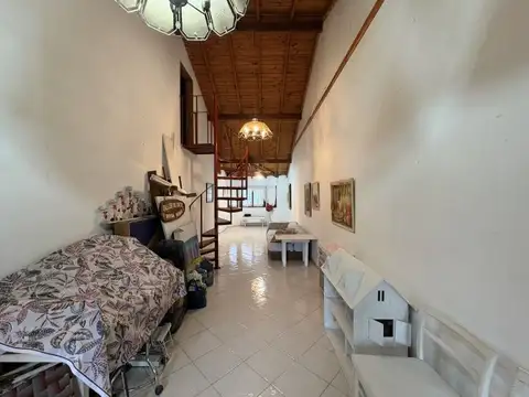 Casa 6 ambientes con 2 baños