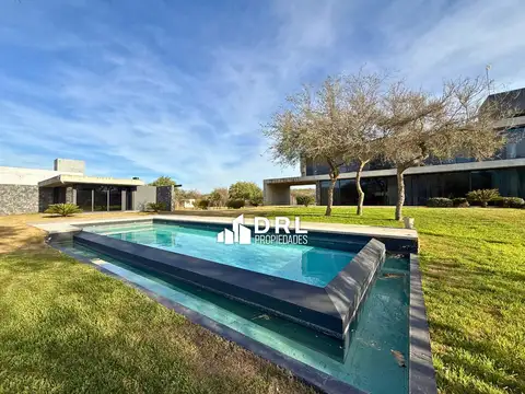 Casa 9 ambientes con 5 baños