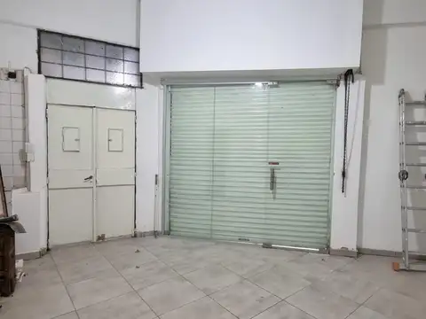 Local 110 mt en esquina. 2 baños. con oficina o depósito