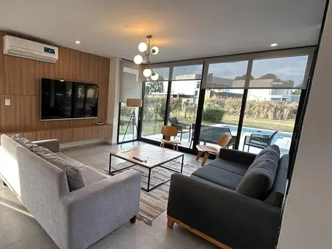 Casa en Alquiler con 2 cocheras