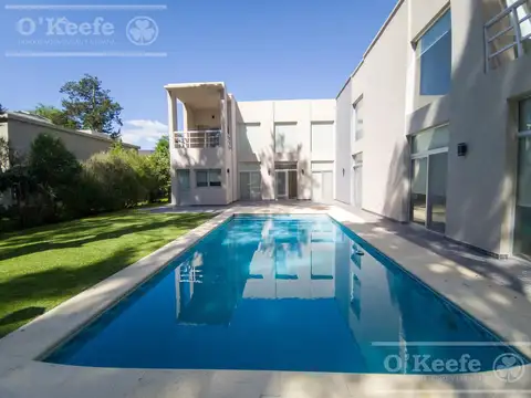 Casa en Alquiler con 4 cocheras