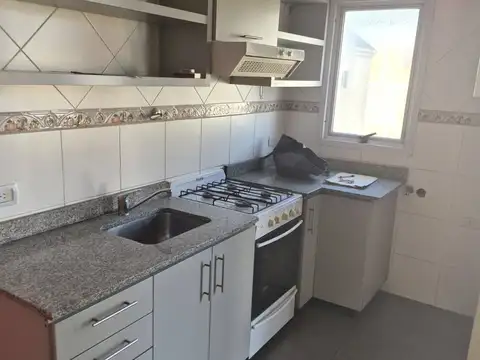 SE ALQUILA 3 AMBIENTES CON COCHERA EN VILLA CELINA