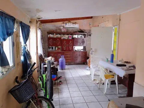 Casa en venta dos dormitorios con patio - Funes