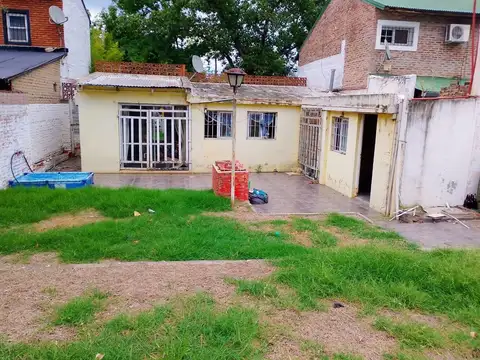 Casa en venta dos dormitorios con patio - Funes