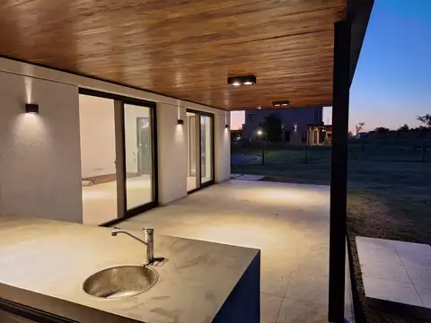 Casa 4 ambientes con 2 baños