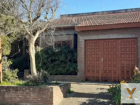 Casa en venta - 2 dormitorios 1 baño 1 cochera - La Plata[FINANCIADA]