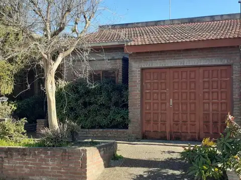 Casa en venta - 2 dormitorios 1 baño 1 cochera - La Plata[FINANCIADA]