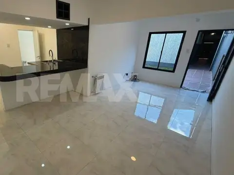 Se vende Dpto. refaccionado c/cochera + galpón
