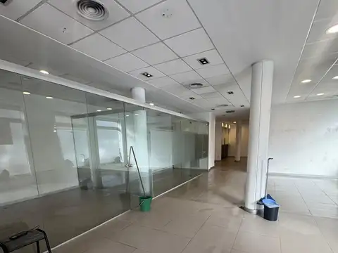 UNICO LOCAL EN ESQUINA. PLENO CENTRO COMERCIAL DE MUNRO
