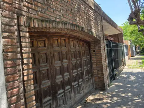 VENDE- Casa sobre lote propio en excelente zona de Beccar, a refaccionar