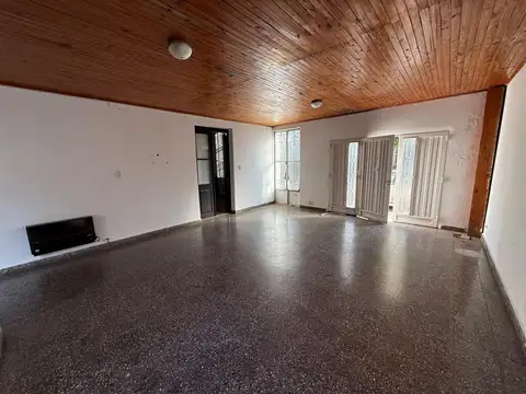 Casa apta profesional con local y frente de 14 x 17
