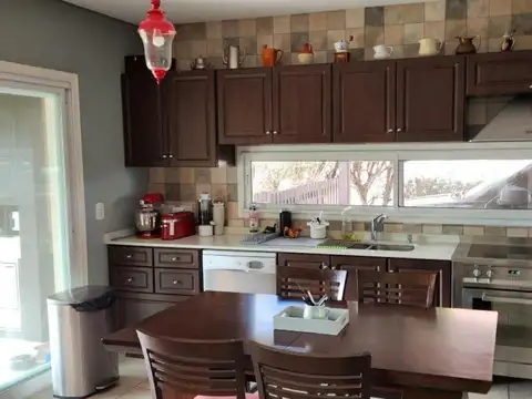Casa 6 ambientes con 2 baños