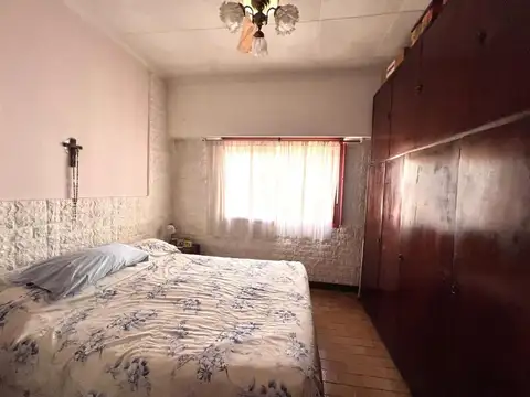 VENTA / CASA EN LOTE PROPIO CON AMPLIO FONDO PARQUIZADO