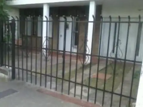 Casa 8 ambientes con 2 baños