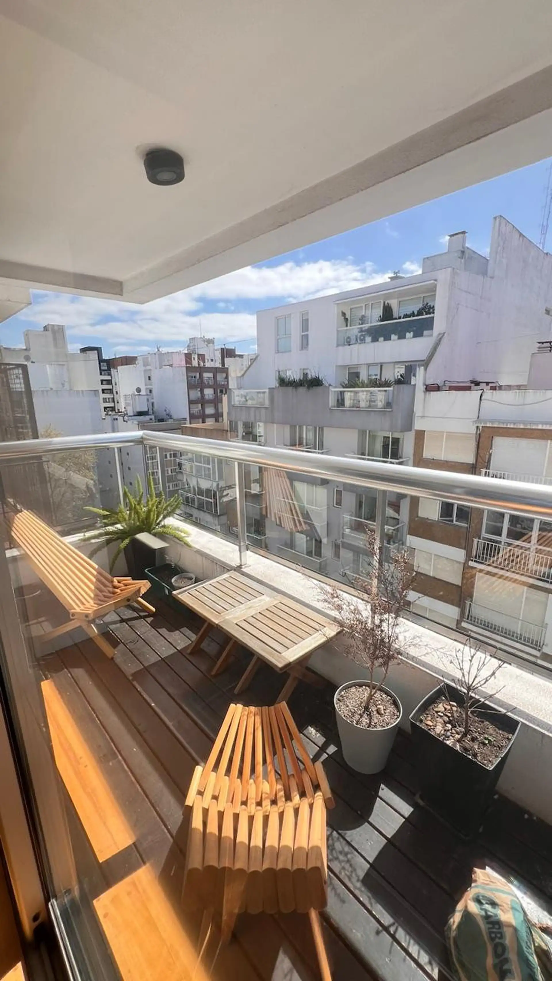 Semipiso de 3 amb amoblado. Balcón y cochera cubierta