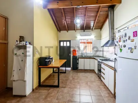Casa 4 ambientes con 2 baños