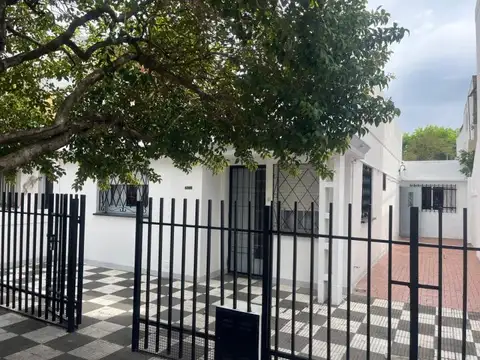 PESSAN Y LARREA BARRIO AZCUENAGA AMPLIA CASA 3 DORMITORIOS