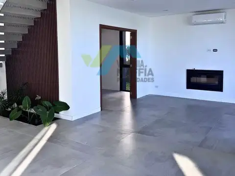 Casa en Alquiler con 2 cocheras