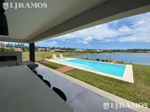 EXCELENTE. GRAN LOTE A LA LAGUNA. MODERNA E IMPECABLE.