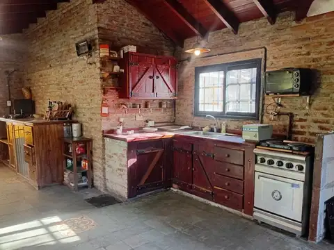 CASA EN VENTA CON PILETA Y AMPLIO TERRENO MORENO