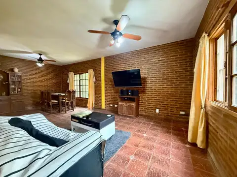 Casa en Alquiler con 2 cocheras