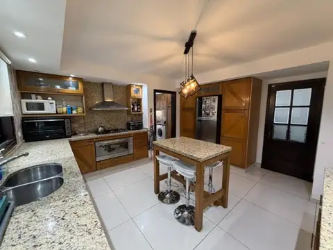 Casa 4 ambientes con 3 baños