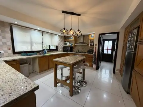 Casa en Venta con 4 cocheras