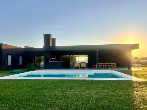 Casa en Venta con 2 cocheras