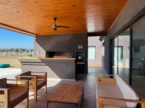 Excelente Casa en Venta Medal country Club Pilar s/uno de los mejores lotes al golf