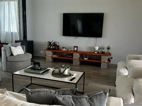 Excelente Casa en Venta Medal country Club Pilar s/uno de los mejores lotes al golf