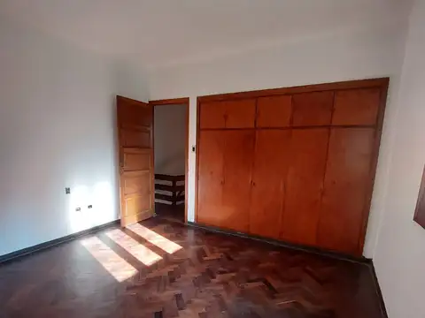 Casa 6 ambientes con 2 baños