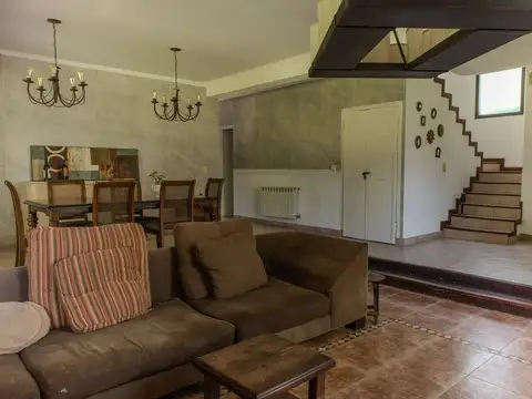 Casa en Venta con 4 cocheras