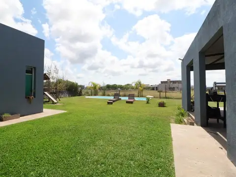 venta casa 5 amb., pileta  San Sebastian EXCELENTE