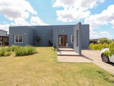 venta casa 5 amb., pileta  San Sebastian EXCELENTE