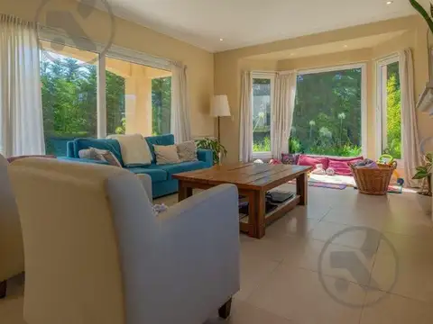 Casa en Alquiler con 2 cocheras