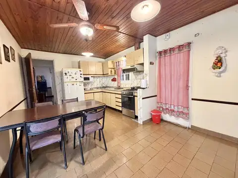 Chalet 4 ambientes en planta baja. Excelente ubicación