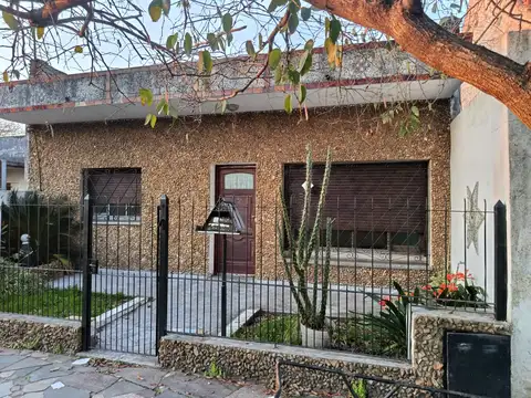 Casa 4 Ambientes en Alquiler - Castelar Sur