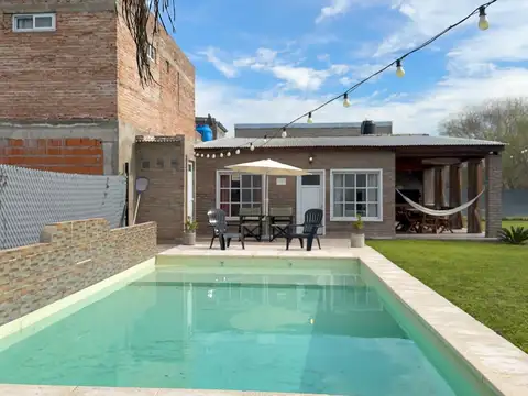 Venta casa de 2 dormitorios con pileta y jardín Los Carrizales, Clarke, Santa Fe
