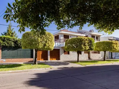 CASA EN VENTA 3 DORMITORIOS PILETA/JARDIN/COCHERA