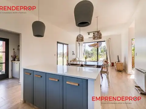 Casa en Venta con 2 cocheras
