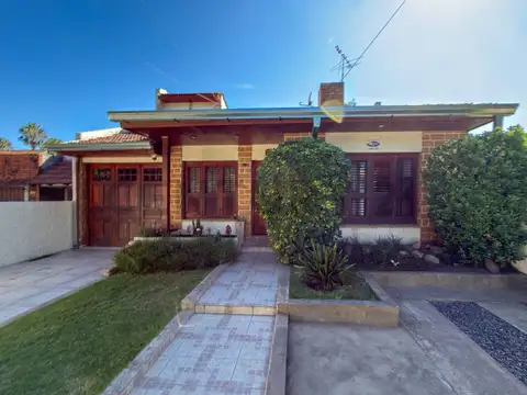Casa en Venta con 2 cocheras