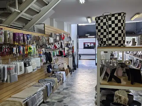 Local Comercial Sobre Av con Deposito Sin Expensas Muy Bien Ubicado