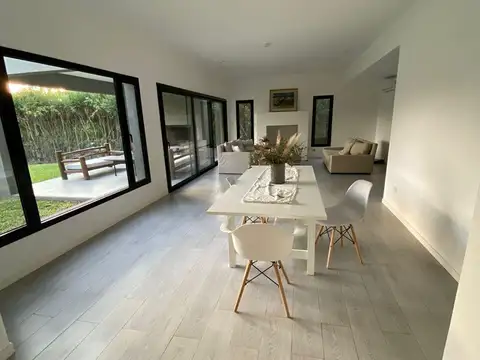 Casa en Venta con 2 cocheras
