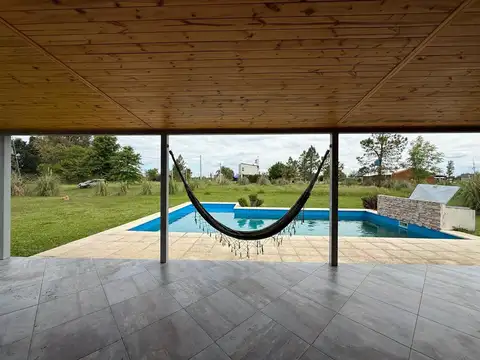VENTA - Casa de dos dormitorios, jardín y pileta - Solares del Carcaraña, Oliveros.