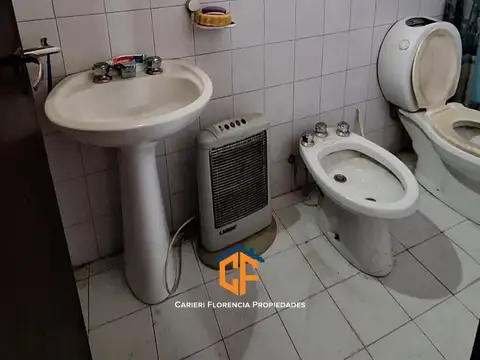 Casa en Lote con 3 Locales al Frente en 3 de Febrero