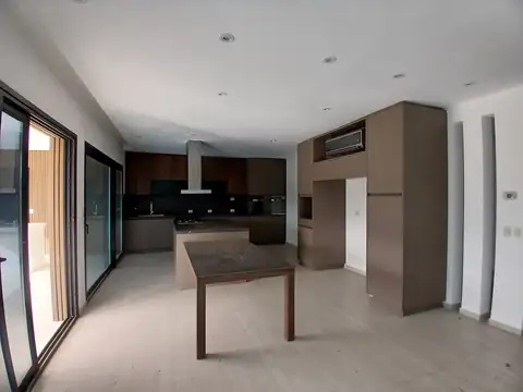 Casa 8 ambientes con 5 baños