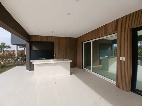Casa en Venta con 3 cocheras