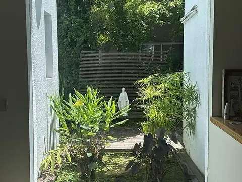 Casa en Alquiler con 2 cocheras