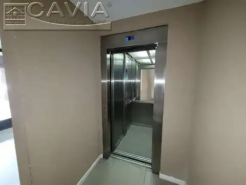 Monoambiente 3er piso contrafrente balcón corrido, 10 años de aniguedad, muy luminoso, con laundry.-